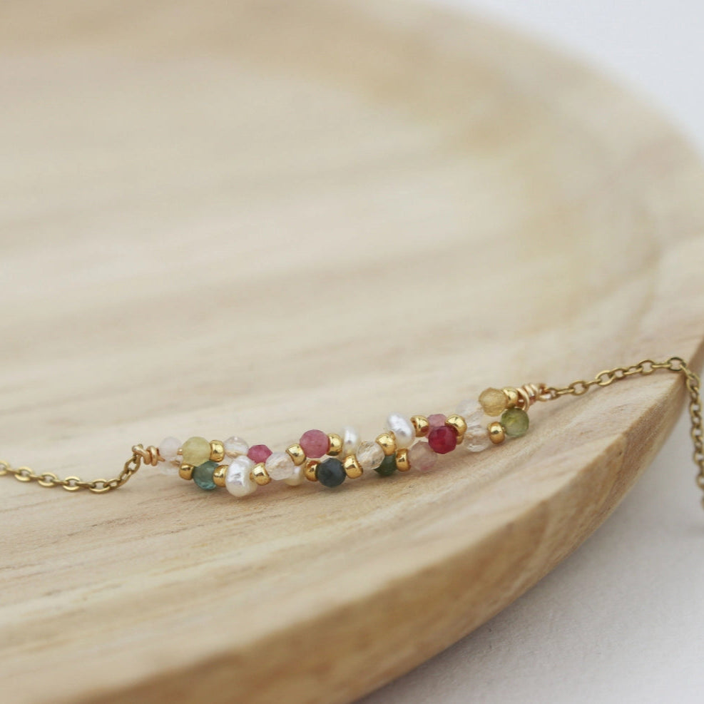 geflochtenes Armband mit Edelsteinen