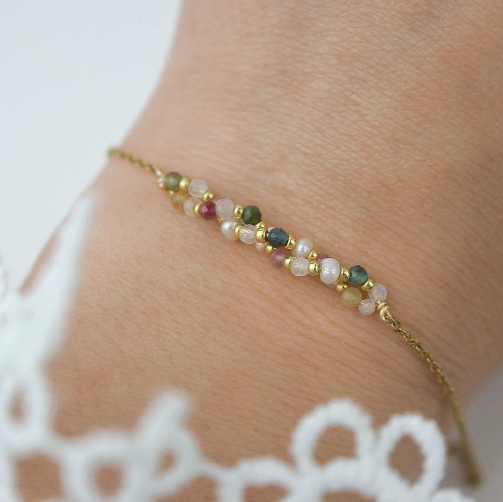 geflochtenes Armband mit Edelsteinen