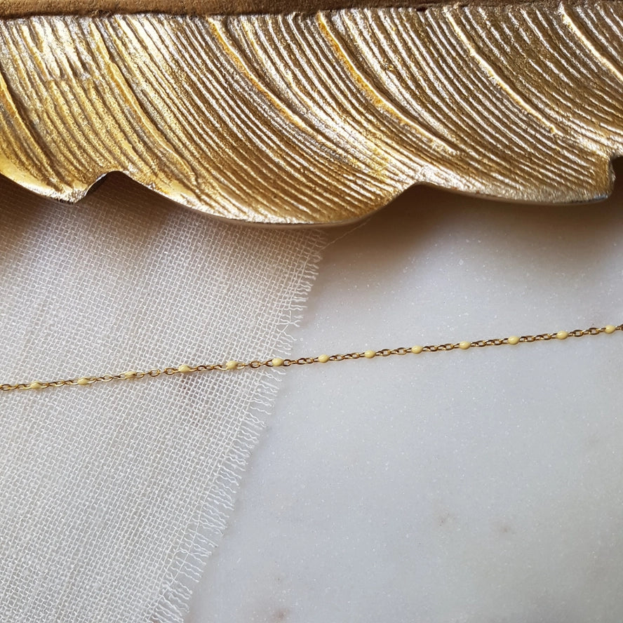 Fußkette mit beigem Harz