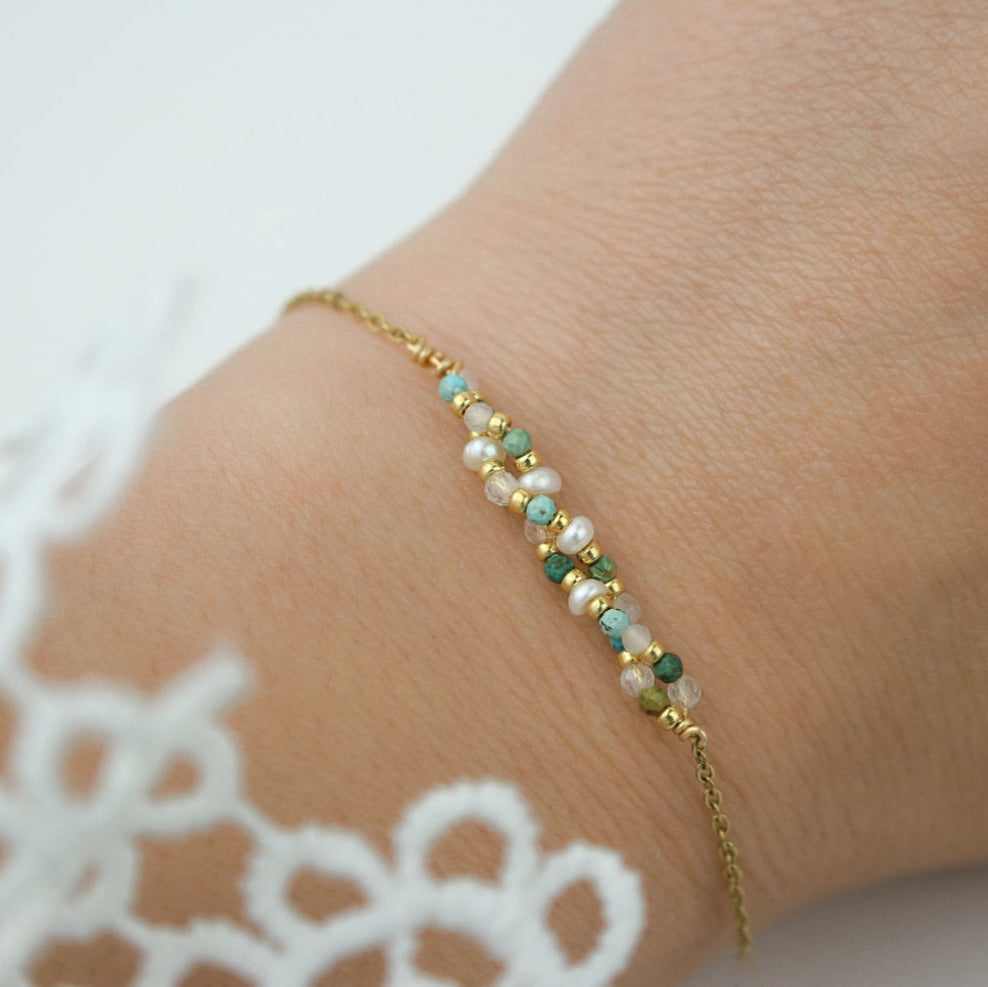 geflochtenes Armband mit Edelsteinen