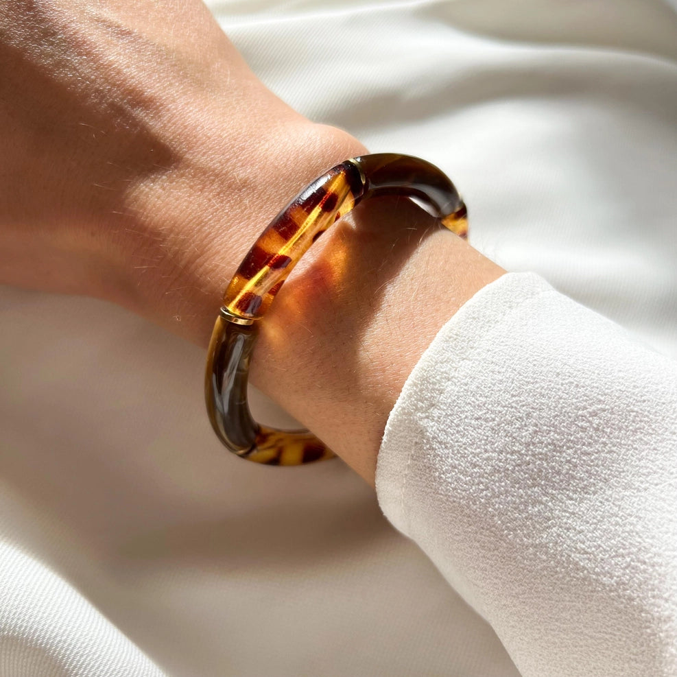 Bernstein im Leopadenmuster