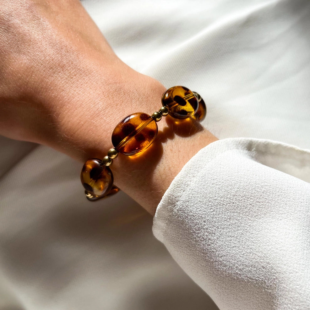 Bernstein im Leopadenmuster